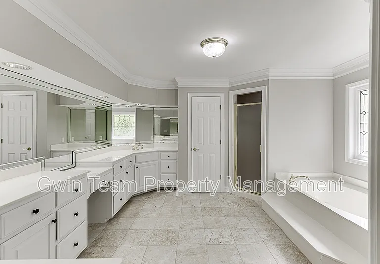 9345 Riverclub Pkwy — Photo 40