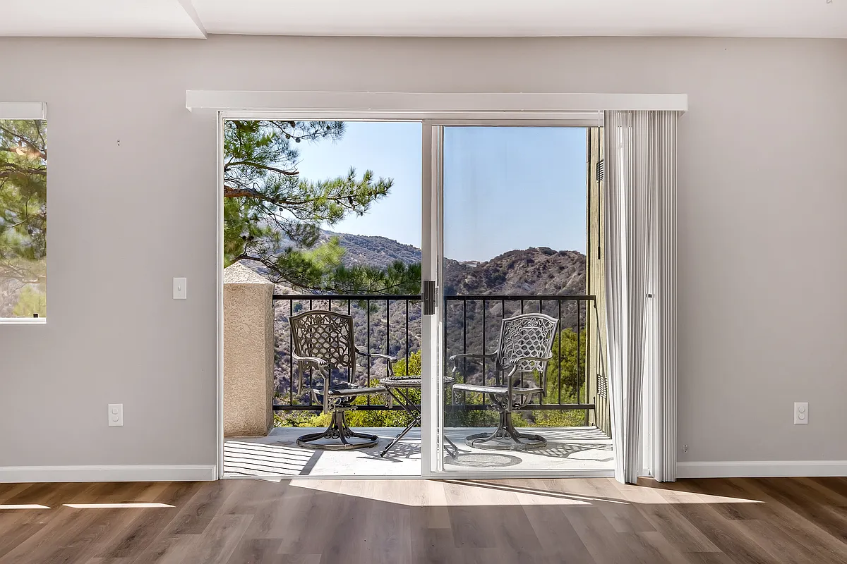 Building Photo - 2604 Avenida Del Vis #203