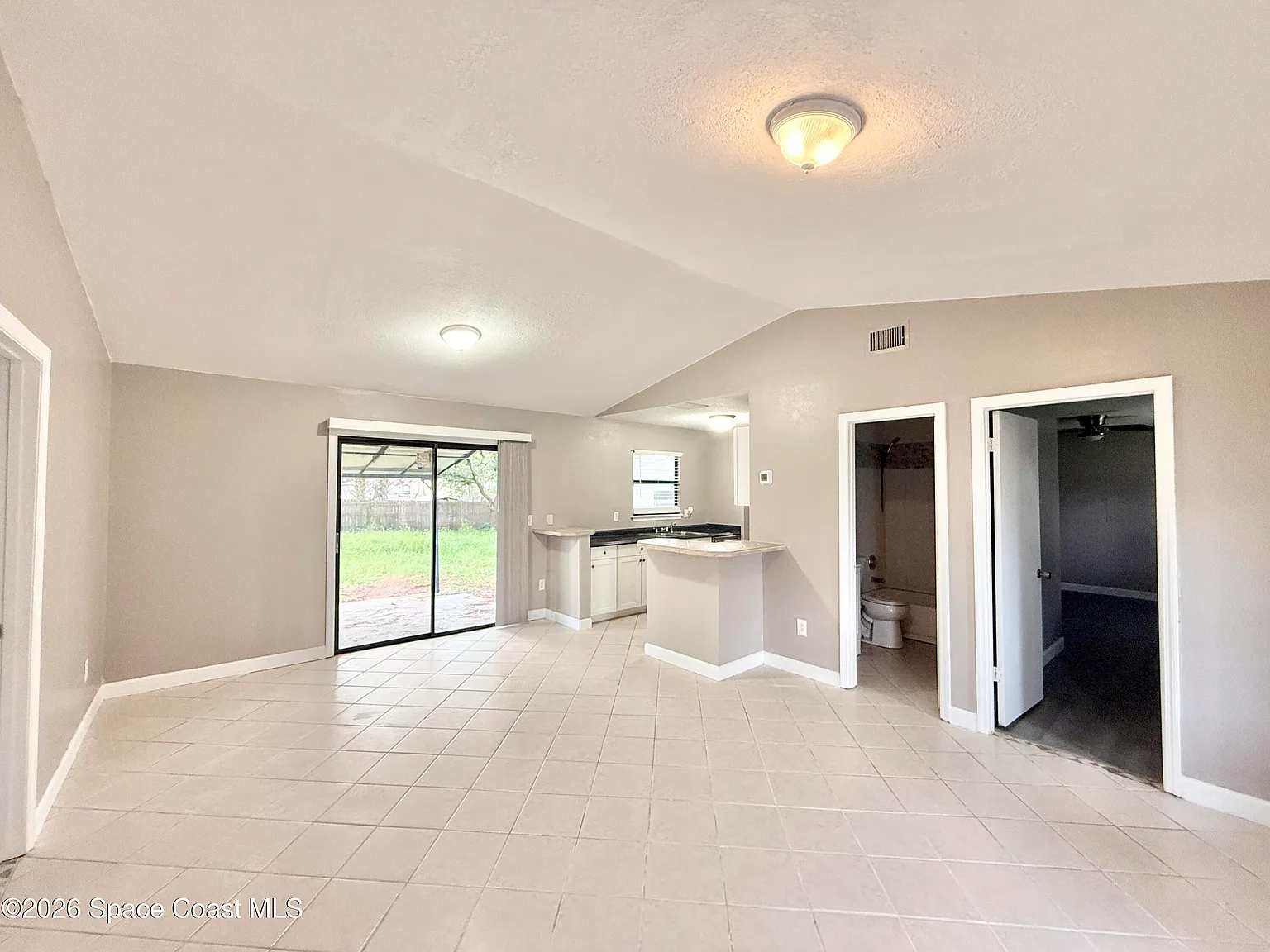 3 bed, 2.0 bath, 981 sqft, $1,775 — Photo 3