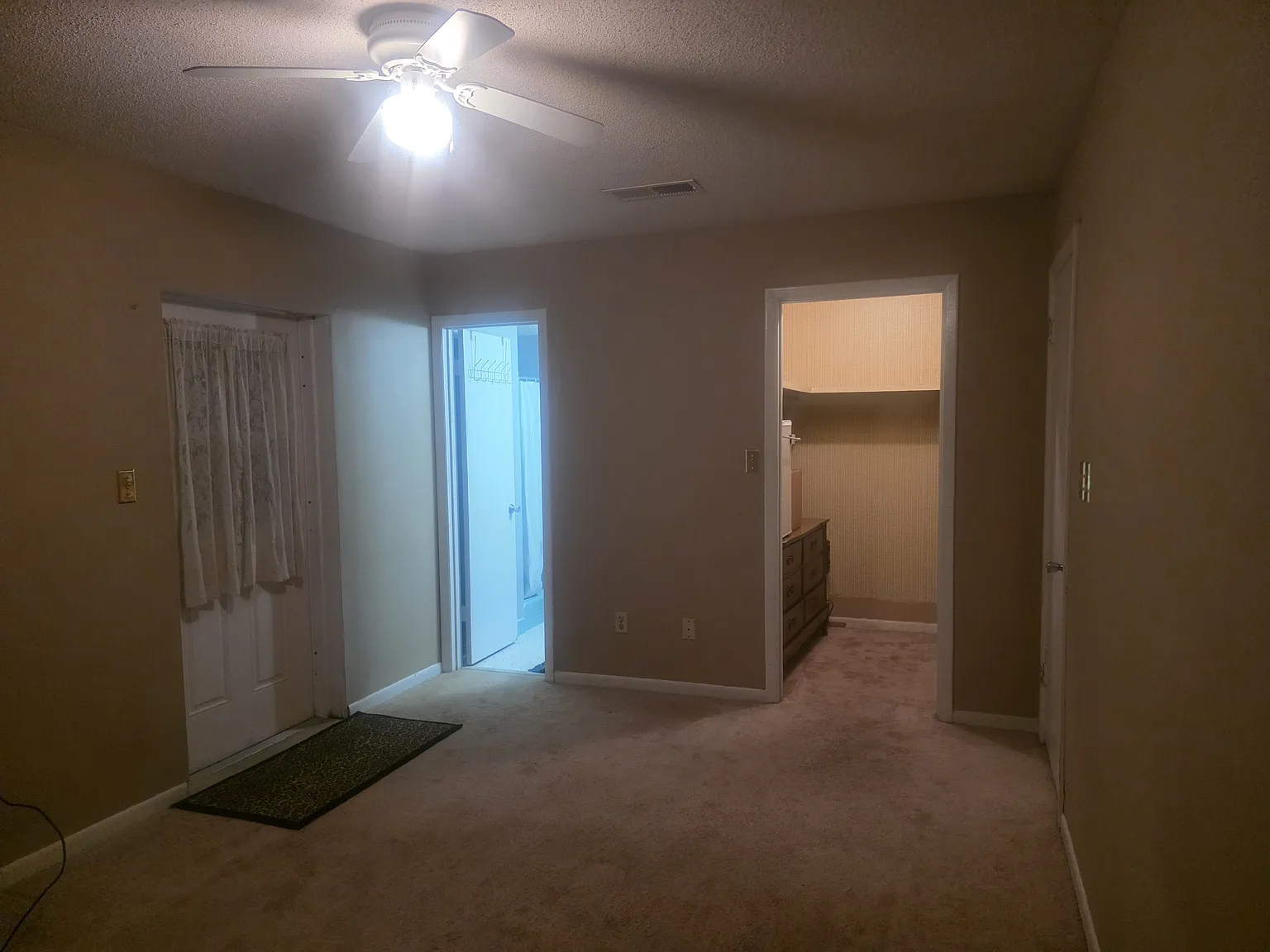 Studio, 210 sqft, $900 — Photo 3