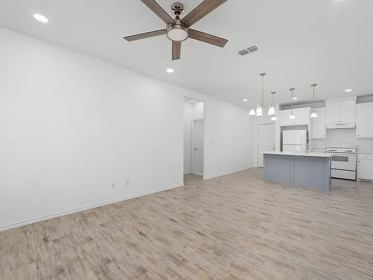 411 Hinojosa Dr — Photo 3