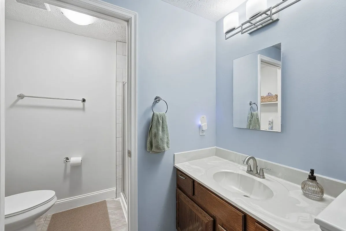 3 bed, 3.0 bath, 1820 sqft, $3,400 — Photo 2