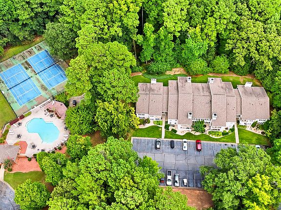3rd image of 825 Ridgefield Dr