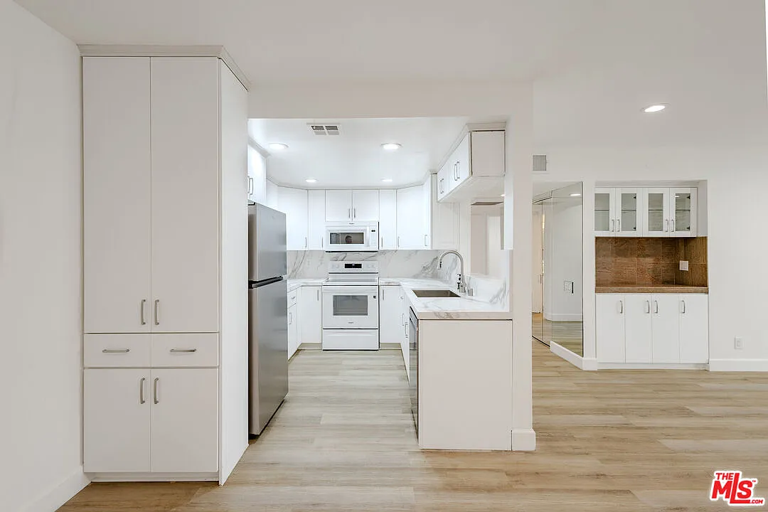 2 bed, 2.0 bath, 1249 sqft, $4,500 — Photo 3