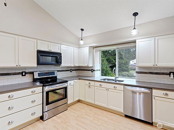 3rd image of 2109 Patricia Court SE