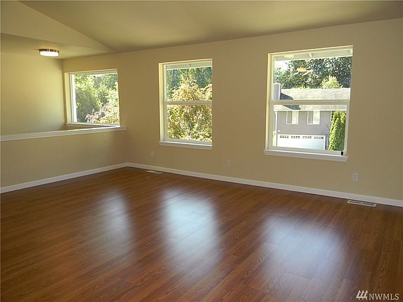 5th image of 1080 NE Lombard Ct