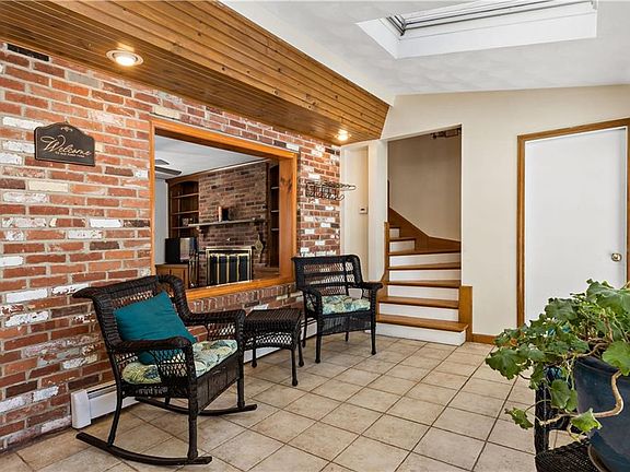 4th image of 33 Detroit Ave