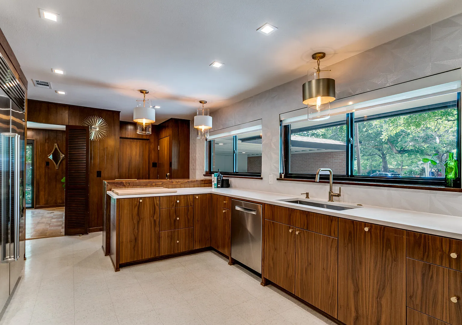 MCM Haven 2BR + Office Designer Furnished + WFH Ready — Photo 4