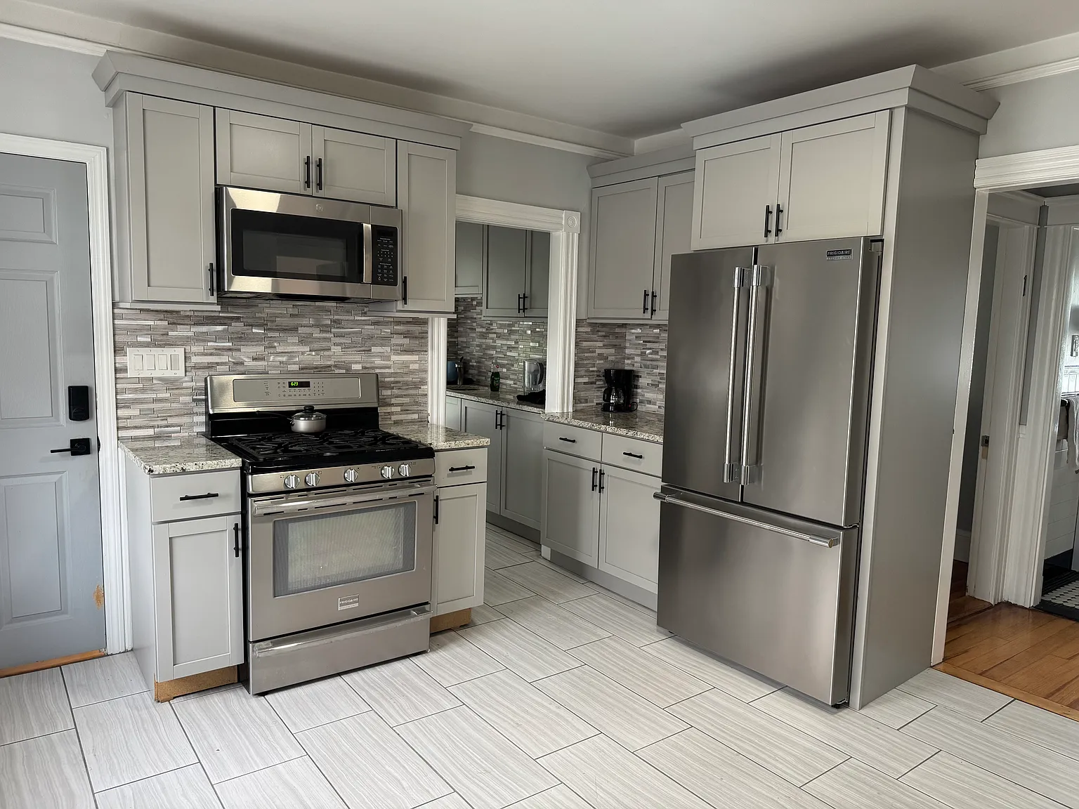2 bed, 900 sqft, $2,300 — Photo 1