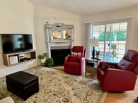 3rd image of 5 E Stonington Dr