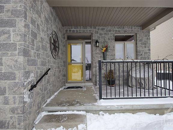 3rd image of 129 Tradewinds Cres
