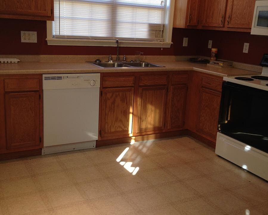 2nd image of 707 Elm St