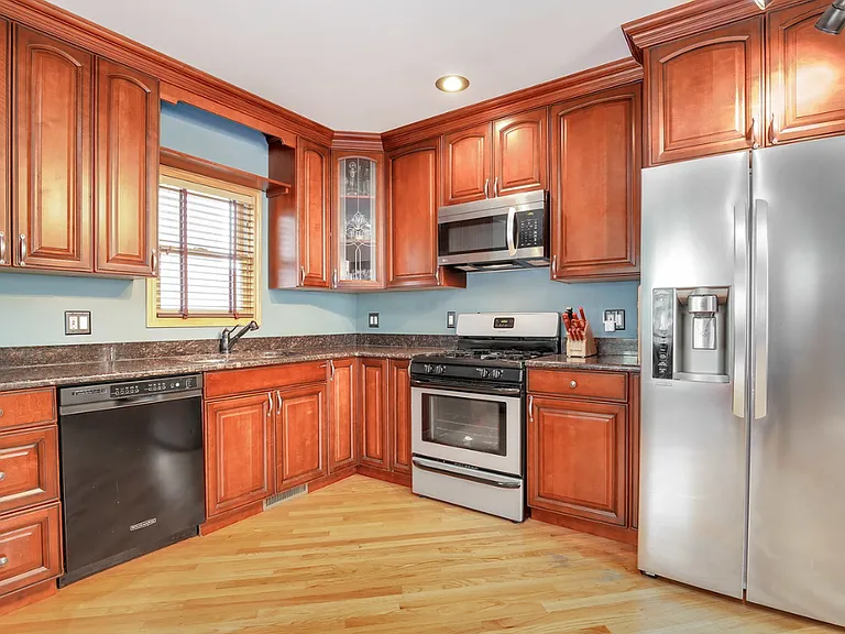 134 Washington Ave — Photo 4