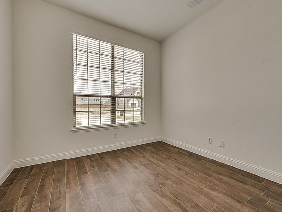 5th image of 617 Montrose Dr