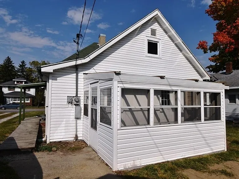 1355 E Walnut St — Photo 17