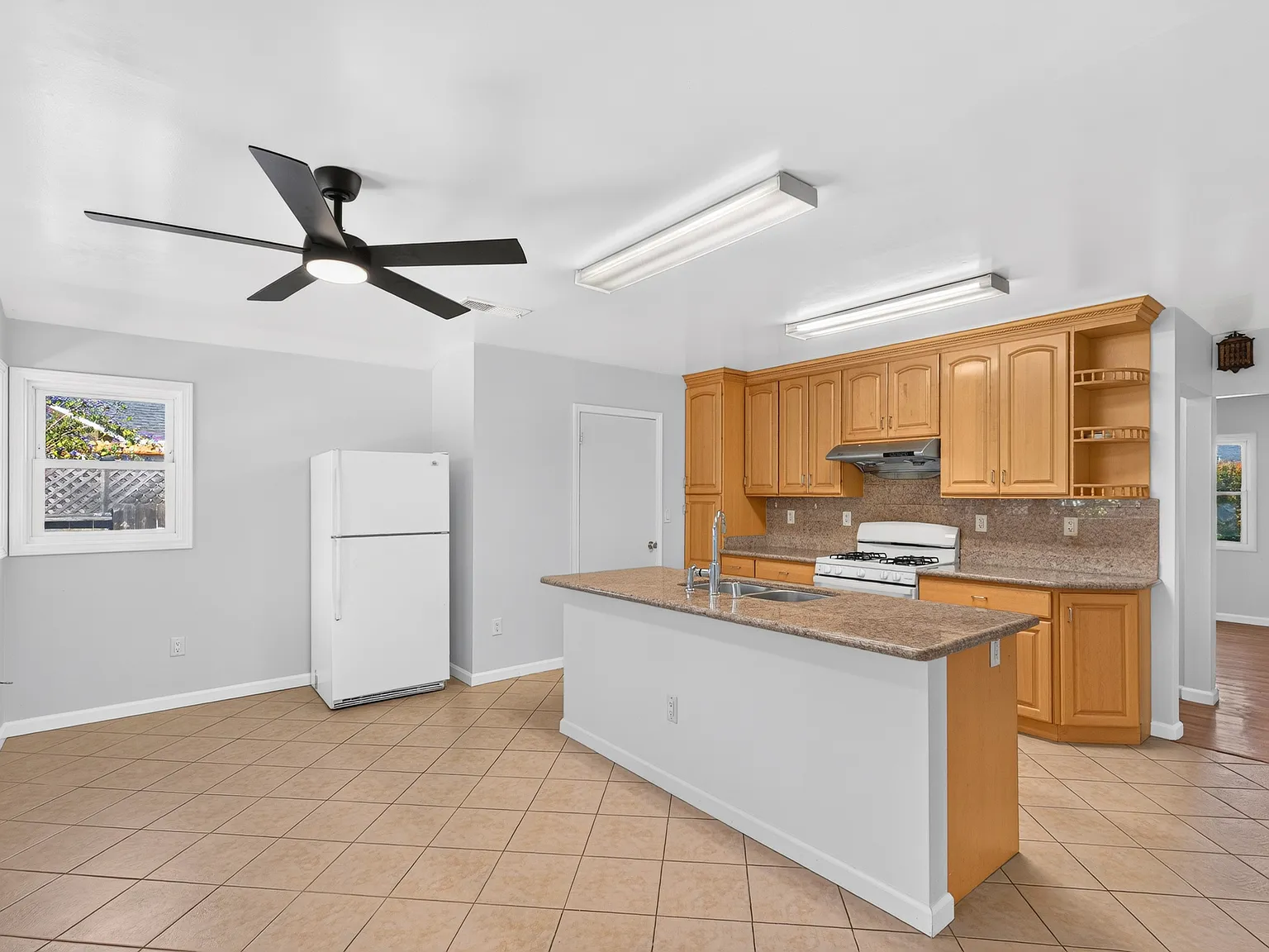 3 bed, 2.0 bath, 1484 sqft, $4,995 — Photo 4