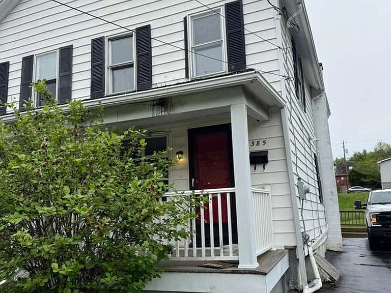 383-385 Carver St — Photo 2