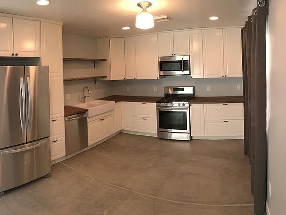 Beautiful eat-in kitchen