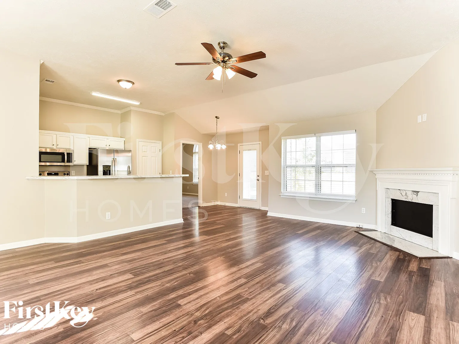 3 bed, 2.0 bath, 1363 sqft, $2,060 — Photo 3