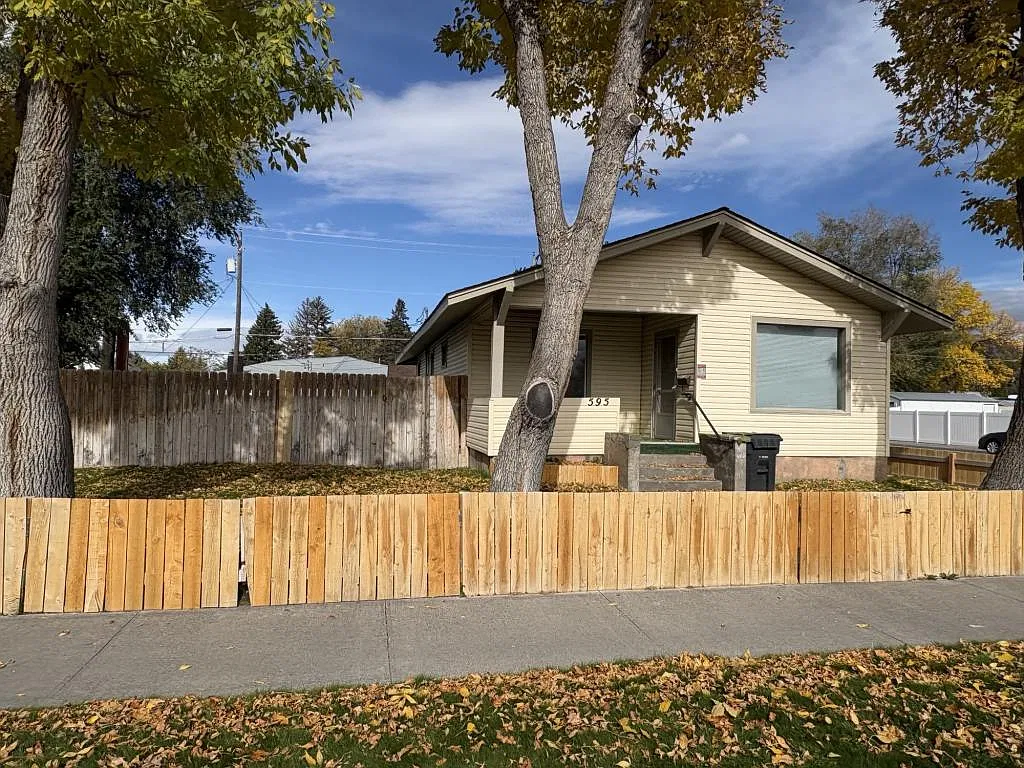 595 Gladstone St — Photo 1