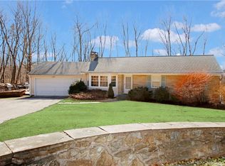 23 Taunton Lake Dr, Newtown, CT 06470