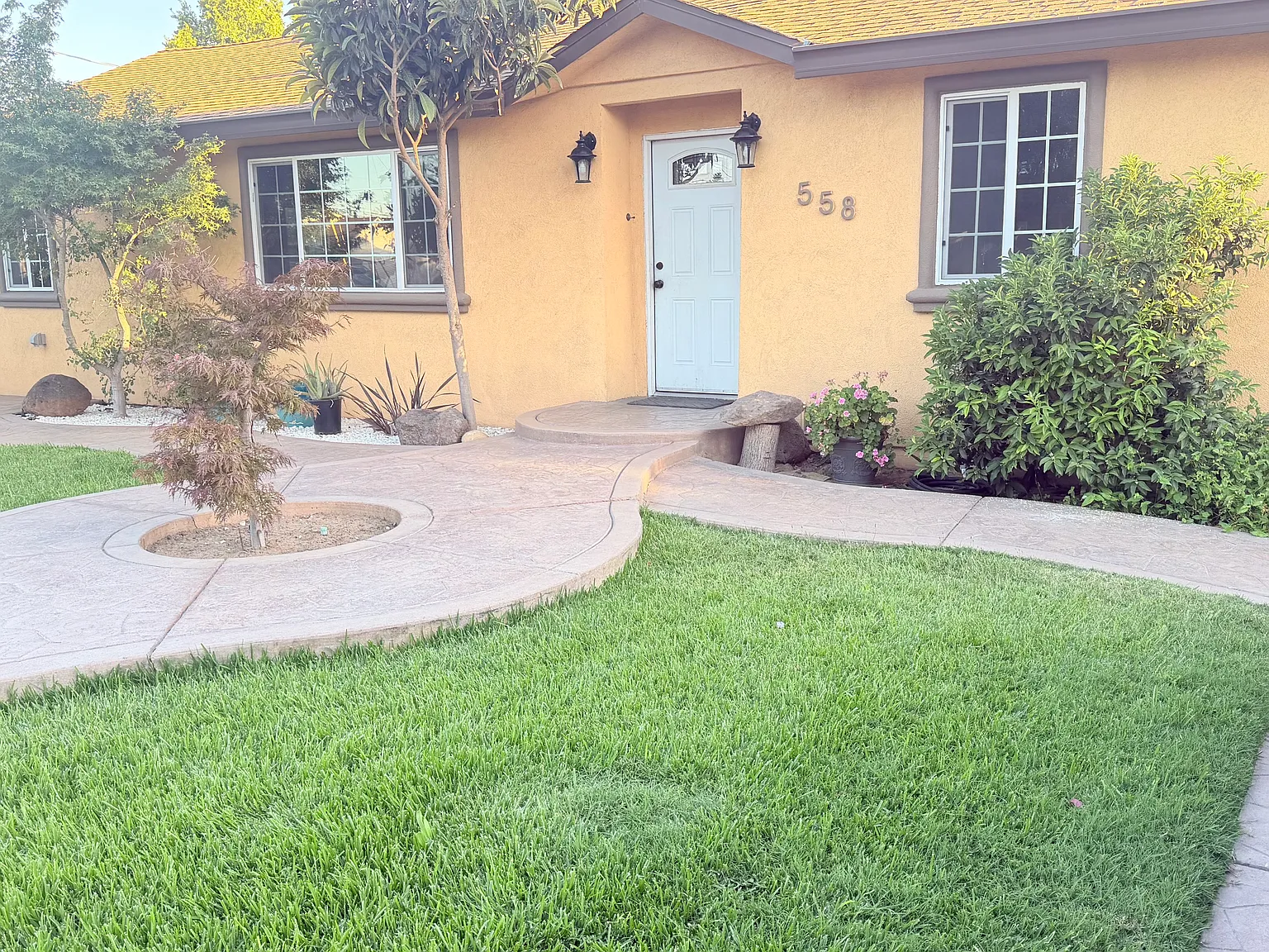 3 bed, 1402 sqft, $2,400 — Photo 2