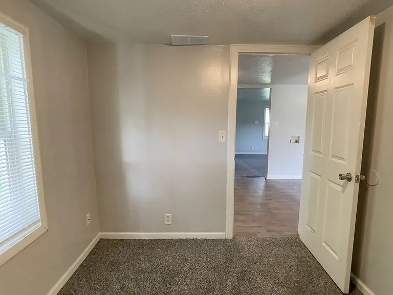 1521 & 1521 1/2 E Kirby Ave (AARC Management, LLC) — Photo 13