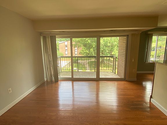 4th image of 9718 Kingsbridge Dr APT 202