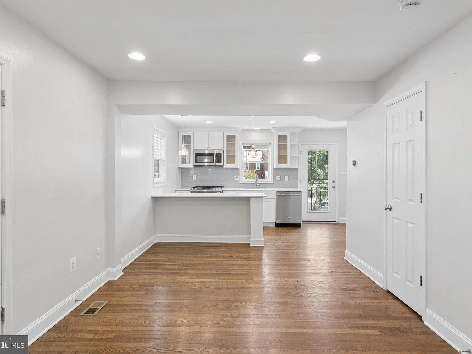 4 bed, 2.5 bath, 1789 sqft, $4,100 — Photo 3