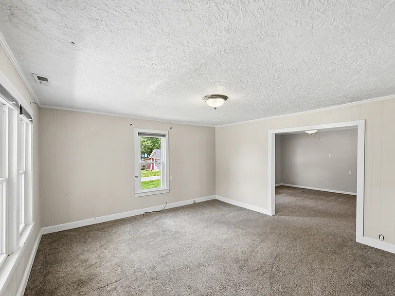 313 Knox St — Photo 17