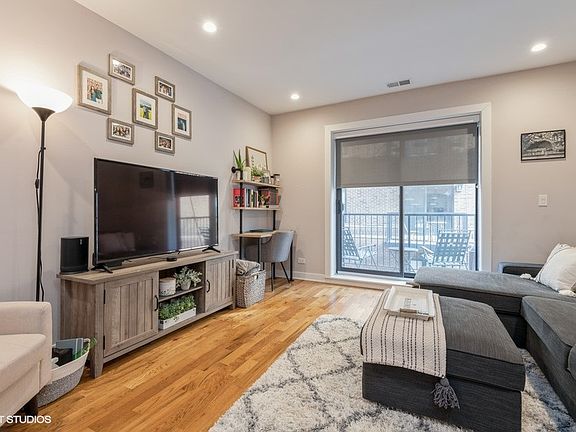 2nd image of 928 W Oakdale Ave #1N