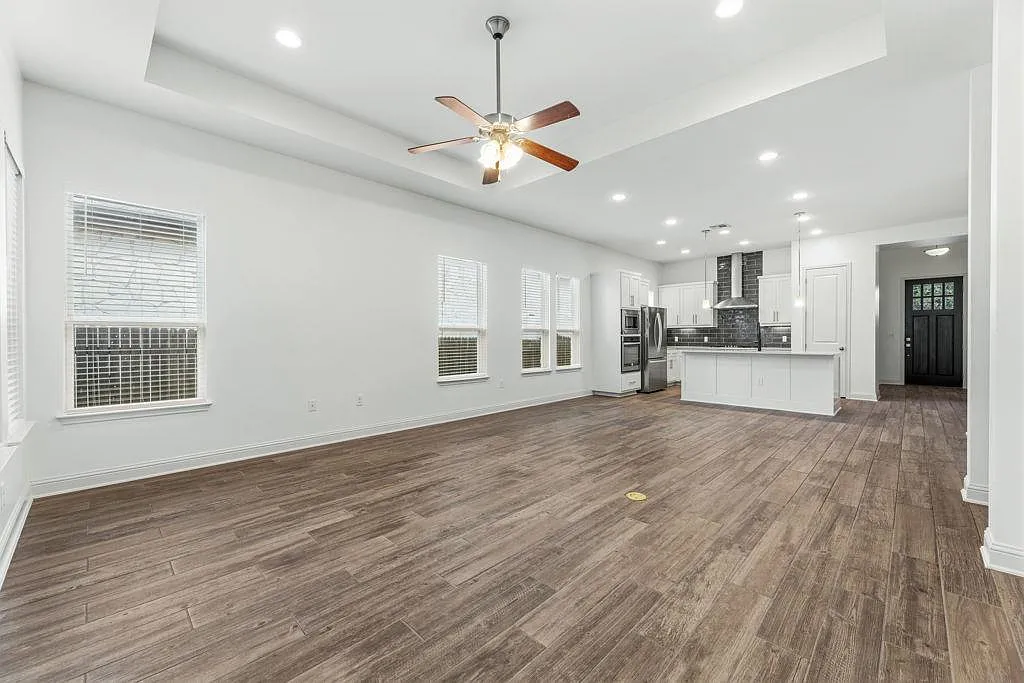 3 bed, 2.0 bath, 1872 sqft, $3,395 — Photo 2