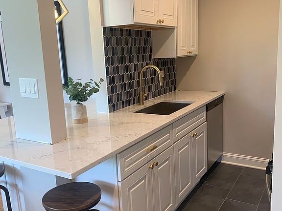 4th image of 455 W Saint James Pl APT 405