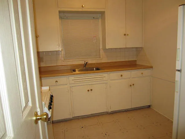425 E. Grand & 933 S. Roanoke - Affordable, Convenient Off-Campus Housing!! — Photo 11