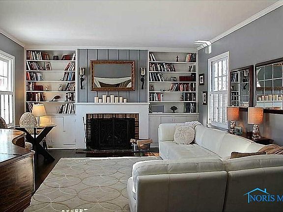 3rd image of 415 E 5th St