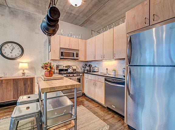 4th image of 630 N Franklin St #907