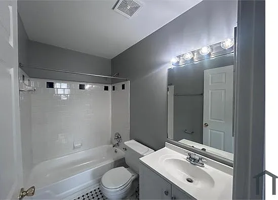 2500 Francis St — Photo 5