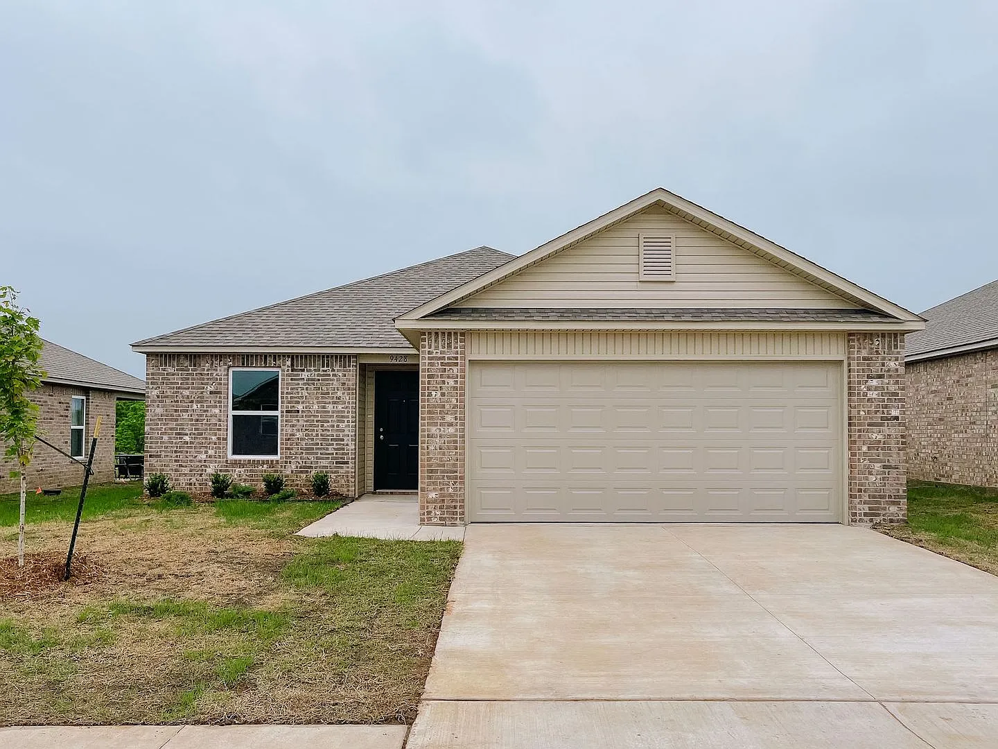 3-bedroom, 2-bath home in Yukon with a 2-car garage! — Photo 1