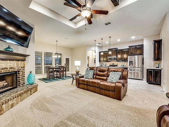 3rd image of 402 Lone Star Dr