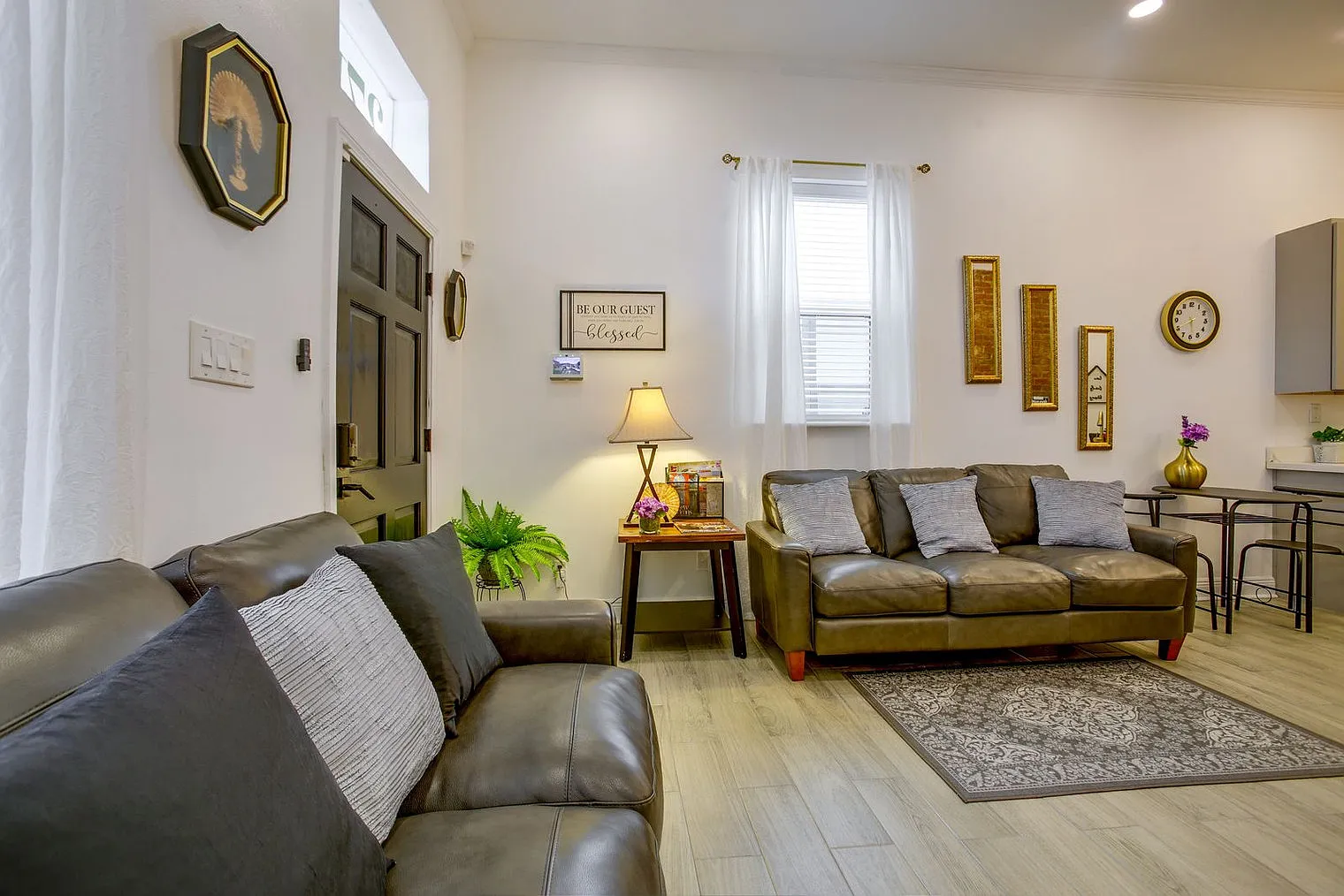 2 bed, 1.0 bath, 1496 sqft, $2,483 — Photo 4