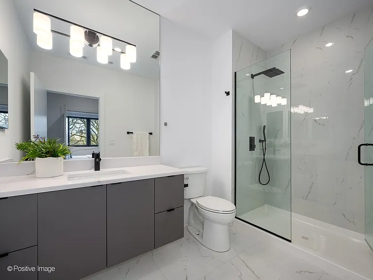 4713 N Clark St #401 — Photo 11
