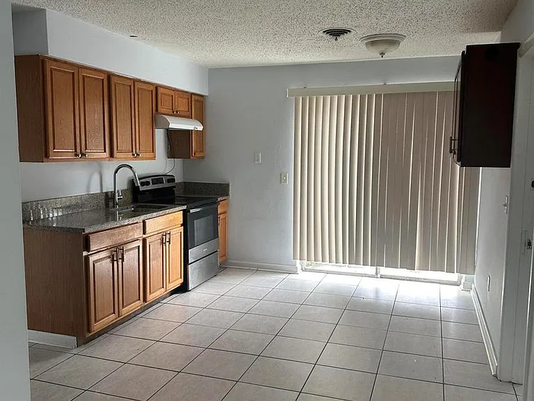 3194 Prince Dr — Photo 2