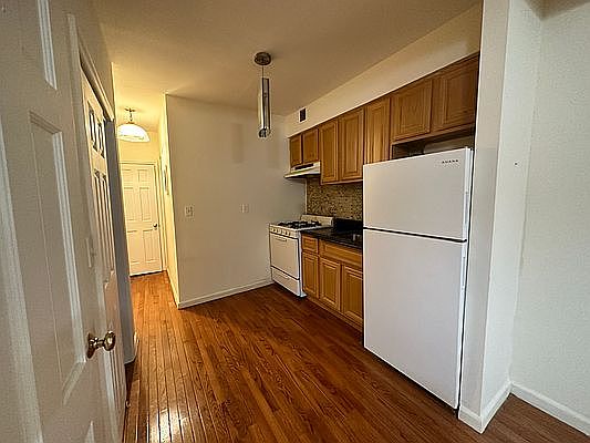 4th image of 336 E 61st St APT 9