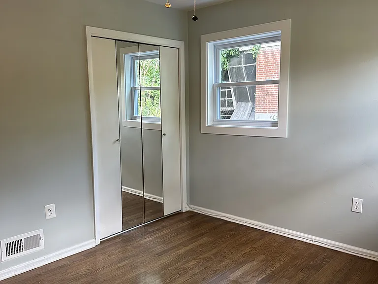 10 N Floyd St — Photo 22
