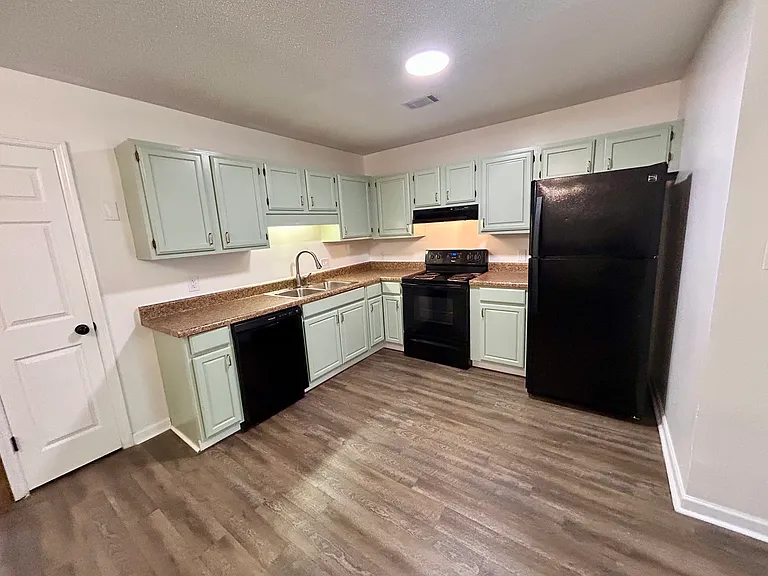 318 Somerset Dr — Photo 4