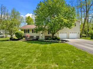 14 University Cir, Clinton, NY 13323