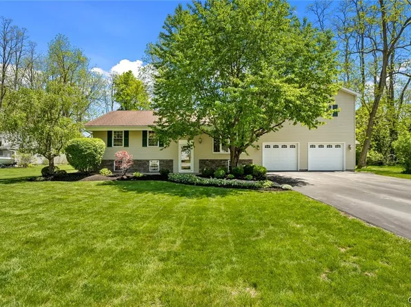 14 University Cir, Clinton, NY 13323