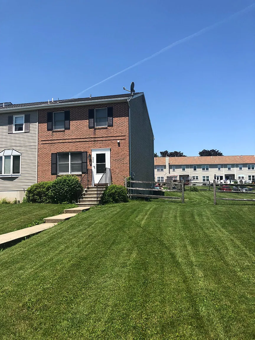 200 Poplar Dr photo 1