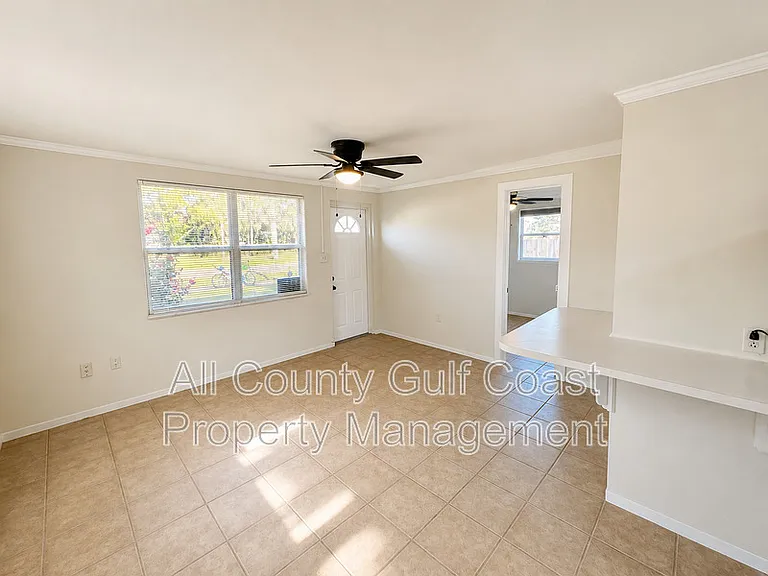 832 Pine St — Photo 2