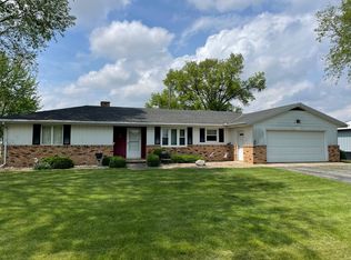 600 NE 2nd St, Hopedale, IL 61747